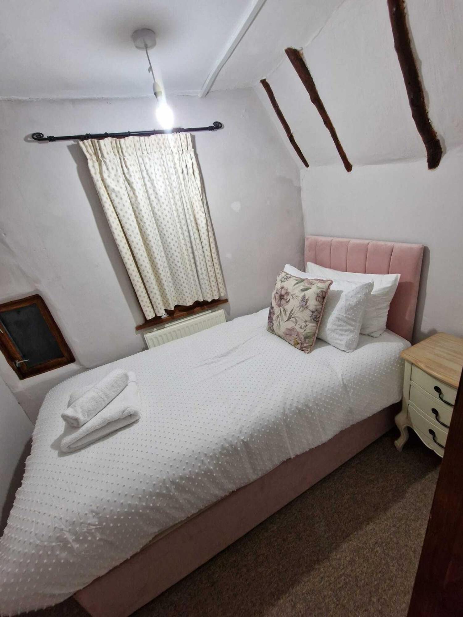 Two Bedroom Grade Ll Cottage At Az Luxury Stays Honey Horsefield With Wifi And Free Parking Hundon Exterior foto